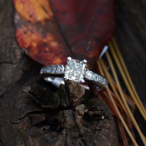 14k Exceptional VS1 Diamond Ring - Picture 4 of 8